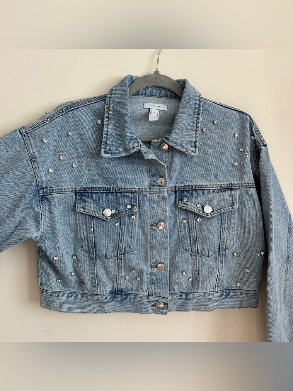 Forever 21 cropped jean jacket light wash embellished rhinestone size medium - Picture 3 of 11